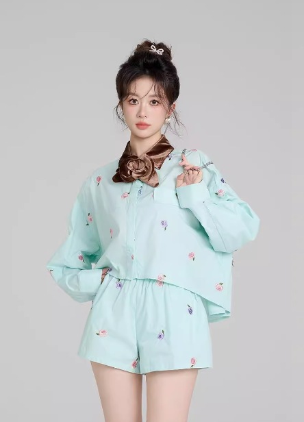 Beautiful wardrobe for fall with a set of 2024 small fragrance suit age reduction casual top shorts two-piece set women
